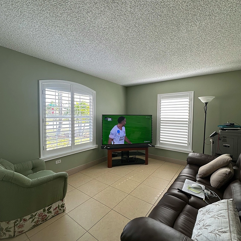 Popcorn ceiling shown before Express Drywall Services texturing services in a cozy, lived-in family room.