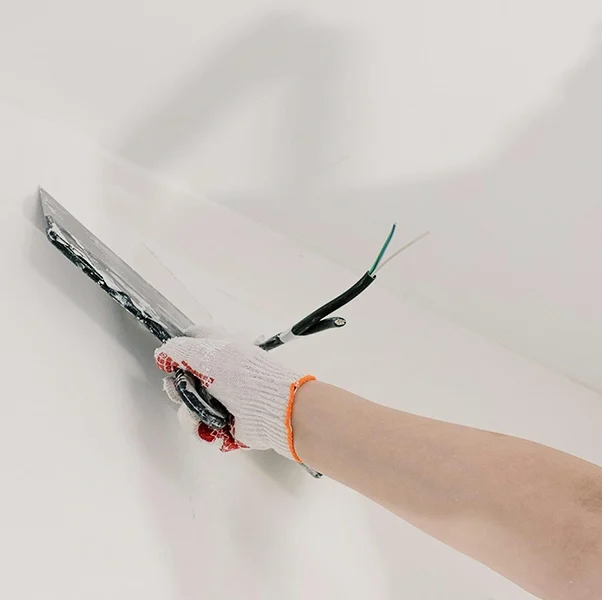 Worker applying joint compound to drywall — professional drywall services Whitchurch-Stouffville by Express Drywall Services.