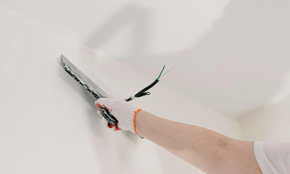 Worker applying joint compound to drywall — professional drywall services Whitchurch-Stouffville by Express Drywall Services.